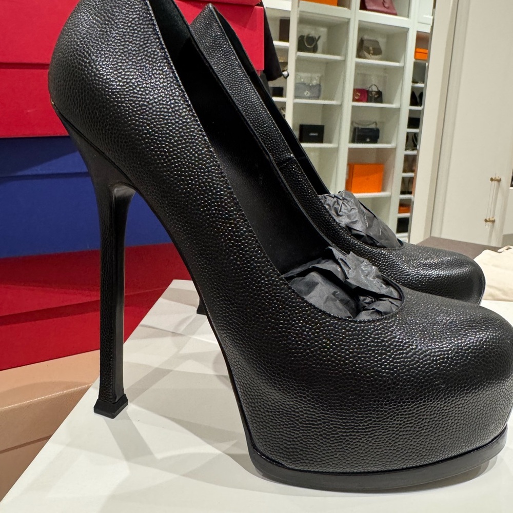 Yves Saint Laurent Platform Pumps in Pebble Black Leather Size 38 worn once